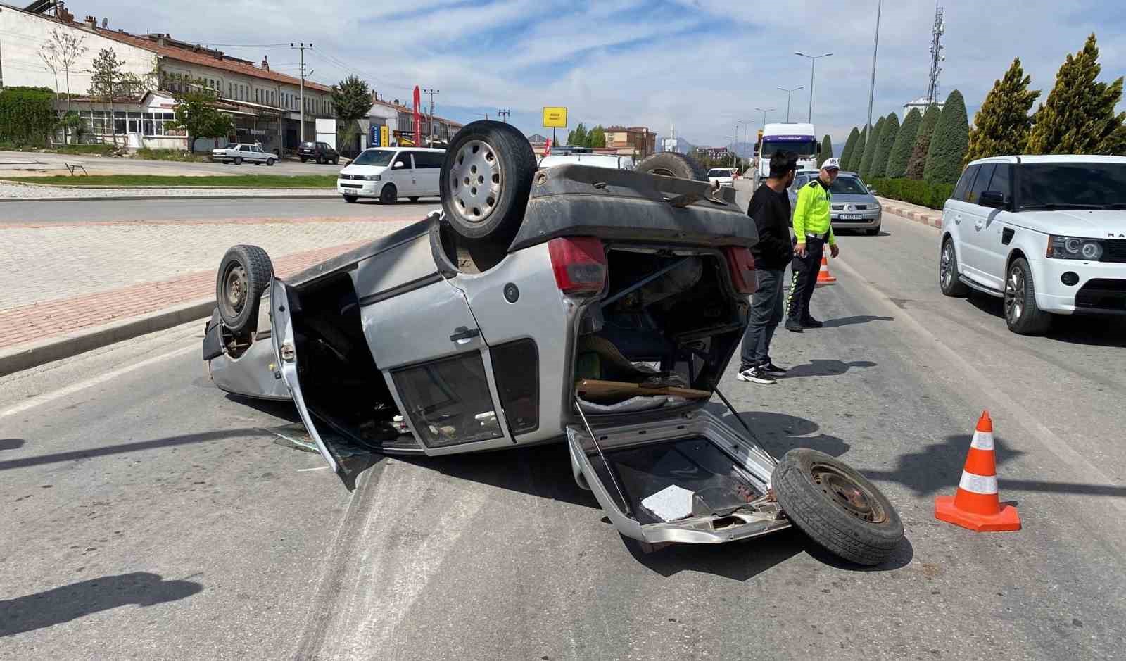 KARAMAN’DA KONTROLDEN ÇIKAN OTOMOBİLİN YOL ORTASINA DEVRİLMESİ SONUCU SÜRÜCÜSÜ YARALANDI.