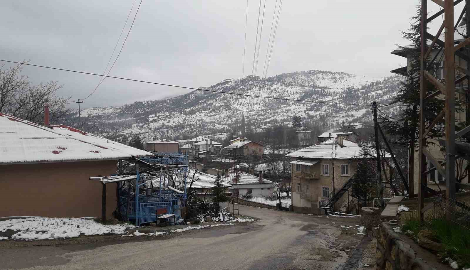 KARAMAN’IN YÜKSEK KESİMLERİNDE BULUNAN İLÇE VE BELDELERİ YAĞAN KARLA BEYAZA