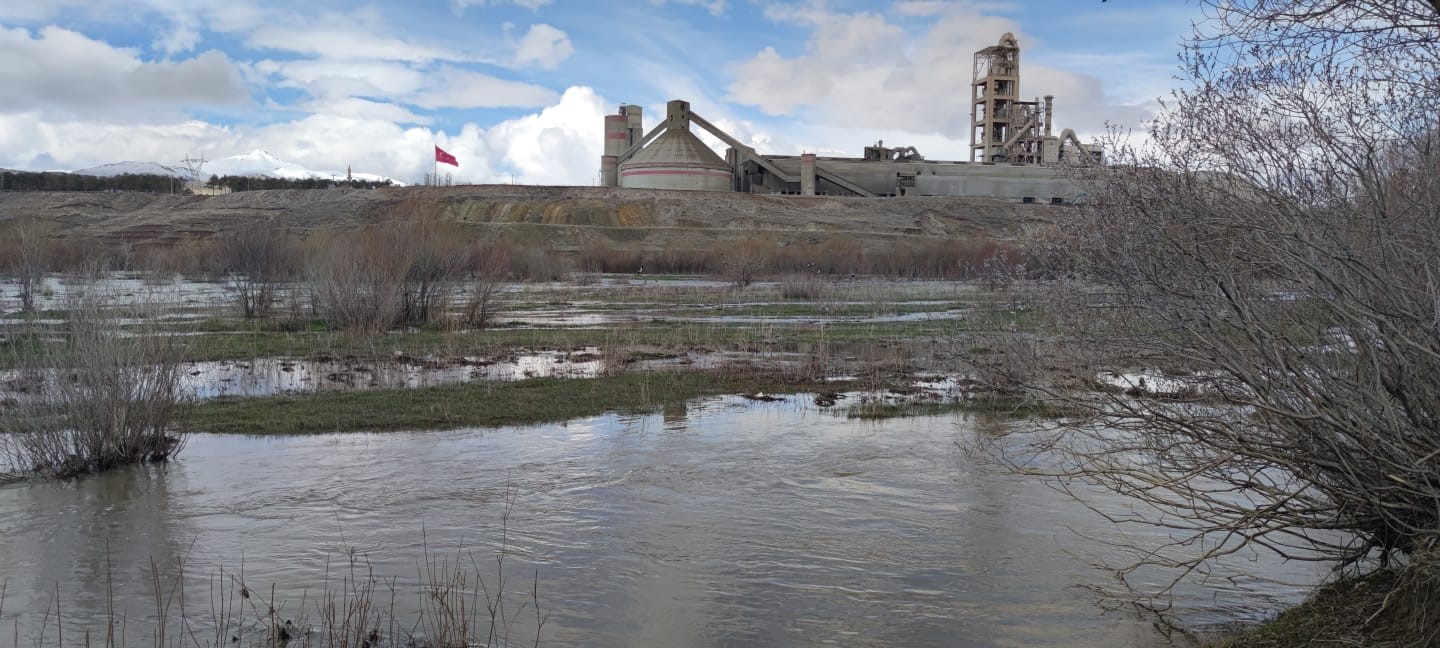 ERZURUM’UN AŞKALE İLÇESİNDEN GEÇEN KARASU NEHRİ ERİYEN KAR SULARI VE