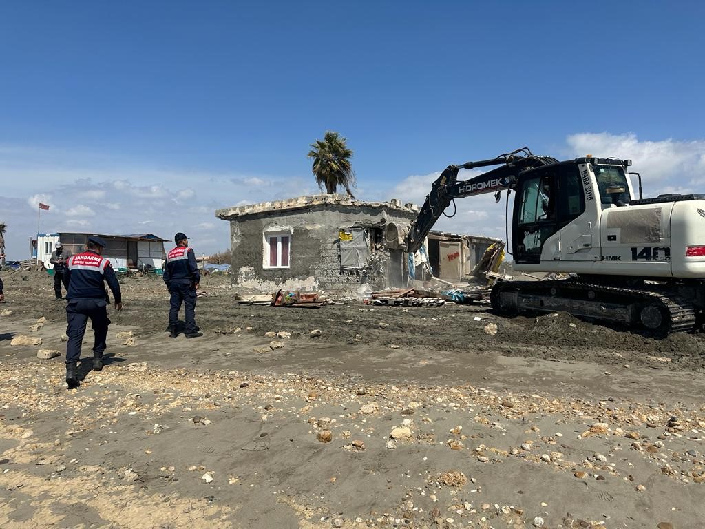 ADANA'NIN KARATAŞ İLÇESİNDE, KIYI ŞERİDİNE KAÇAK İNŞA EDİLEN 46 BARAKA