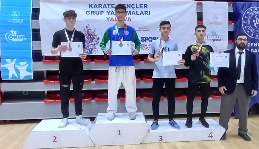 ÇAYIROVA BELEDİYESİ KARATE TAKIMI, YALOVA'DA YAPILAN OKUL SPORLARI ŞAMPİYONASINDA 3
