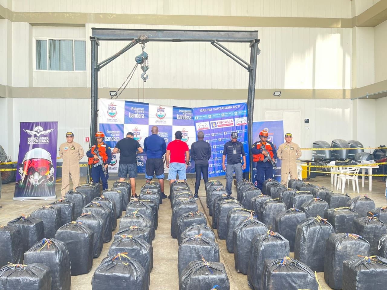KARAYİP DENİZİ'NDE 5.5 TON KOKAİN ELE GEÇİRİLDİ