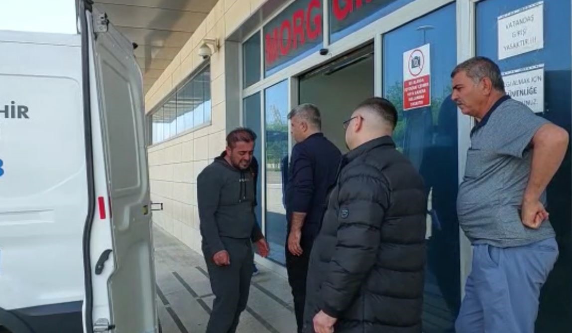 GENCİN CENAZESİNİ AĞABEYİ GÖZYAŞLARI İÇERİSİNDE TESLİM ALDI.