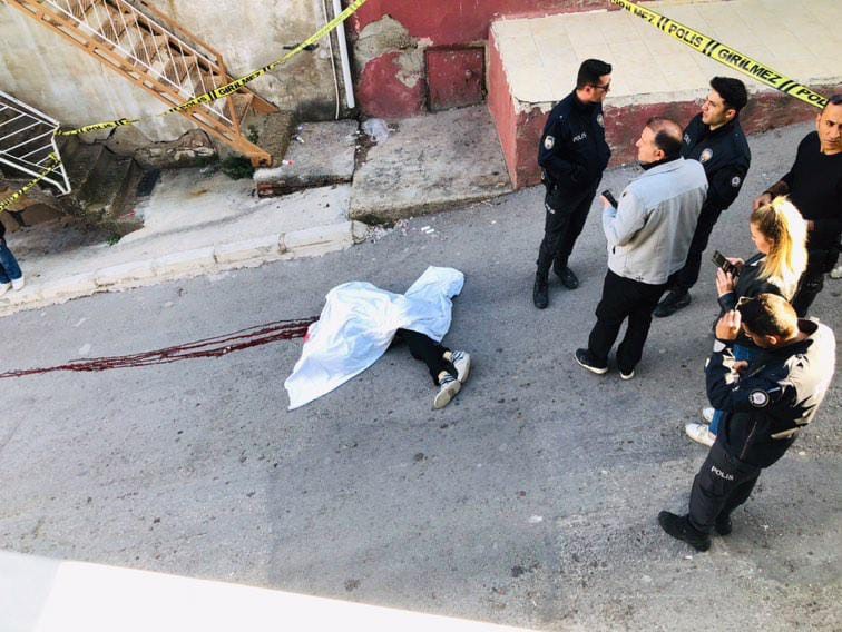 İZMİR'İN KONAK İLÇESİNDE BOŞANMA AŞAMASINDAKİNİ KARISINI SOKAK ORTASINDA TABANCAYLA BAŞINDAN