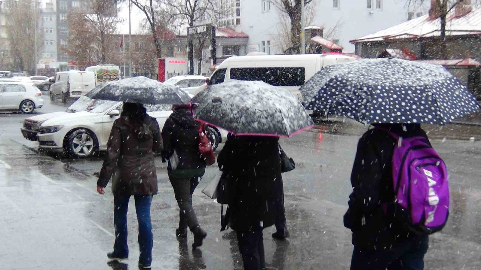 KARS BEYAZ ÖRTÜYLE KAPLANDI. SABAHA DOĞRU BAŞLAYAN KAR YAĞIŞI, YÜKSEK