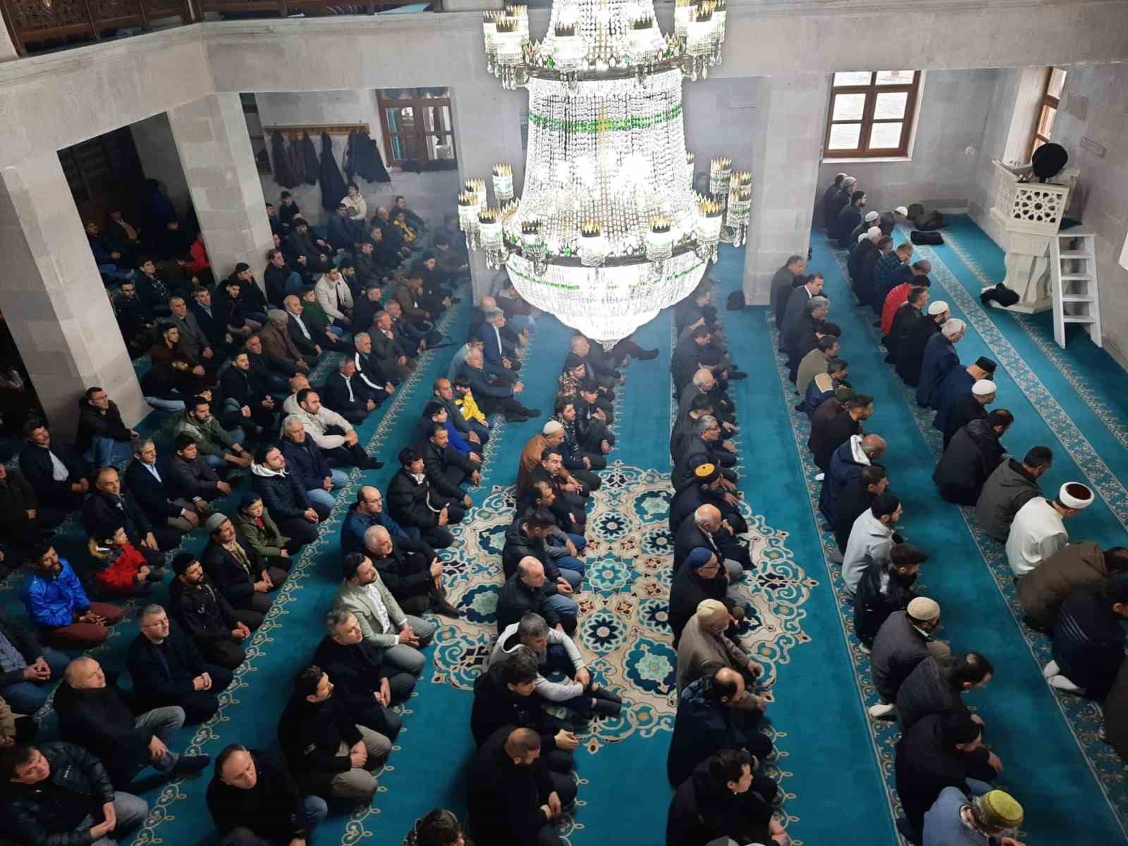 KARS'TA RAMAZAN BAYRAMI NAMAZINDA CAMİLER DOLDU TAŞTI. SABAHIN İLK IŞIKLARIYLA