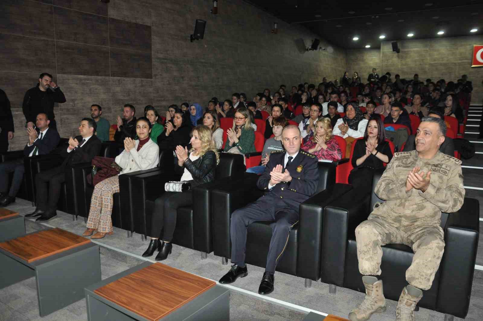 KARS’TA BİLGİ YARIŞMASI FİNALİNDE ÖĞRENCİLER TER DÖKTÜ(KARS-İHA)