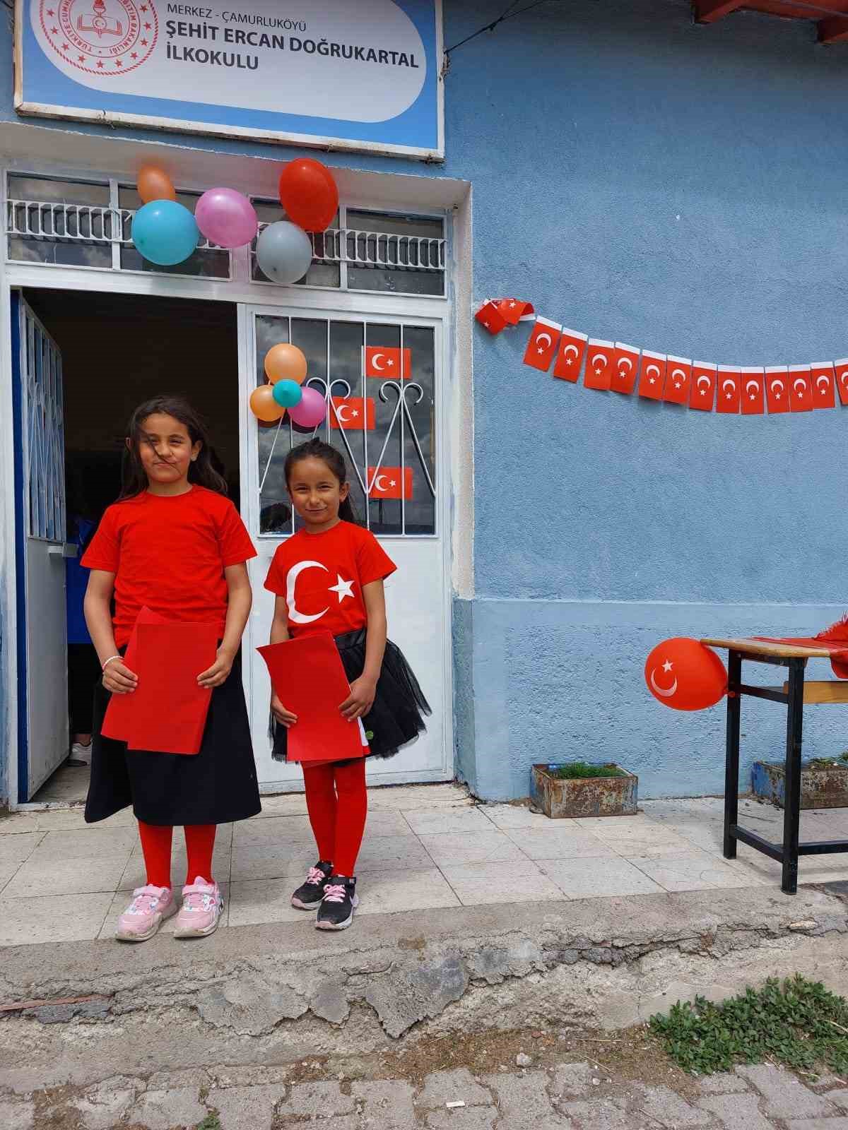 KARS’TA KÖY OKULUNDA RENKLİ 23 NİSAN KUTLAMASI(KARS-İHA)