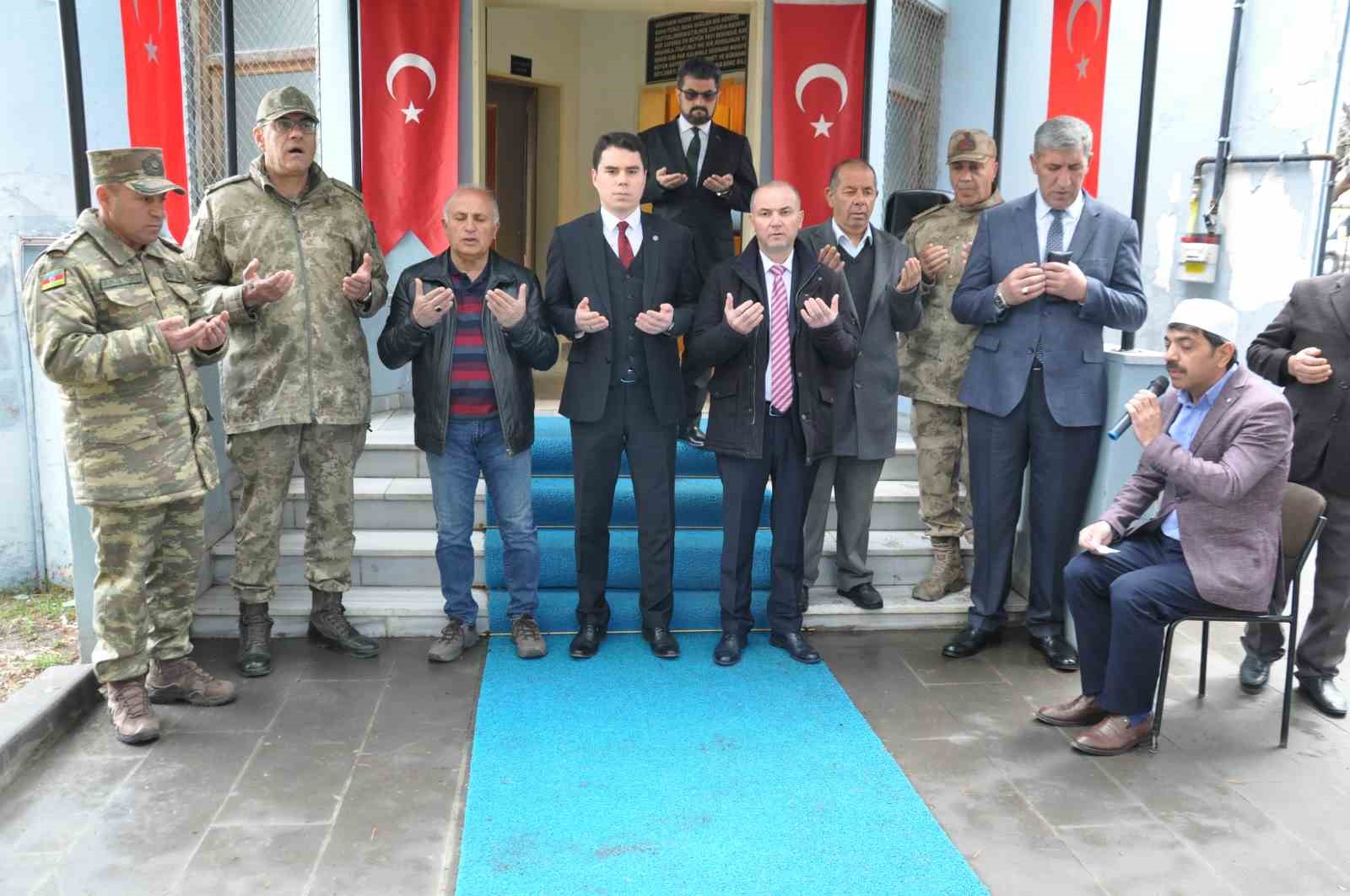 KARS’TA RAMAZAN BAYRAMI DOLAYISIYLA PROTOKOL GARNİZON ŞEHİTLİĞİ ZİYARET ETTİ(KARS-İHA)