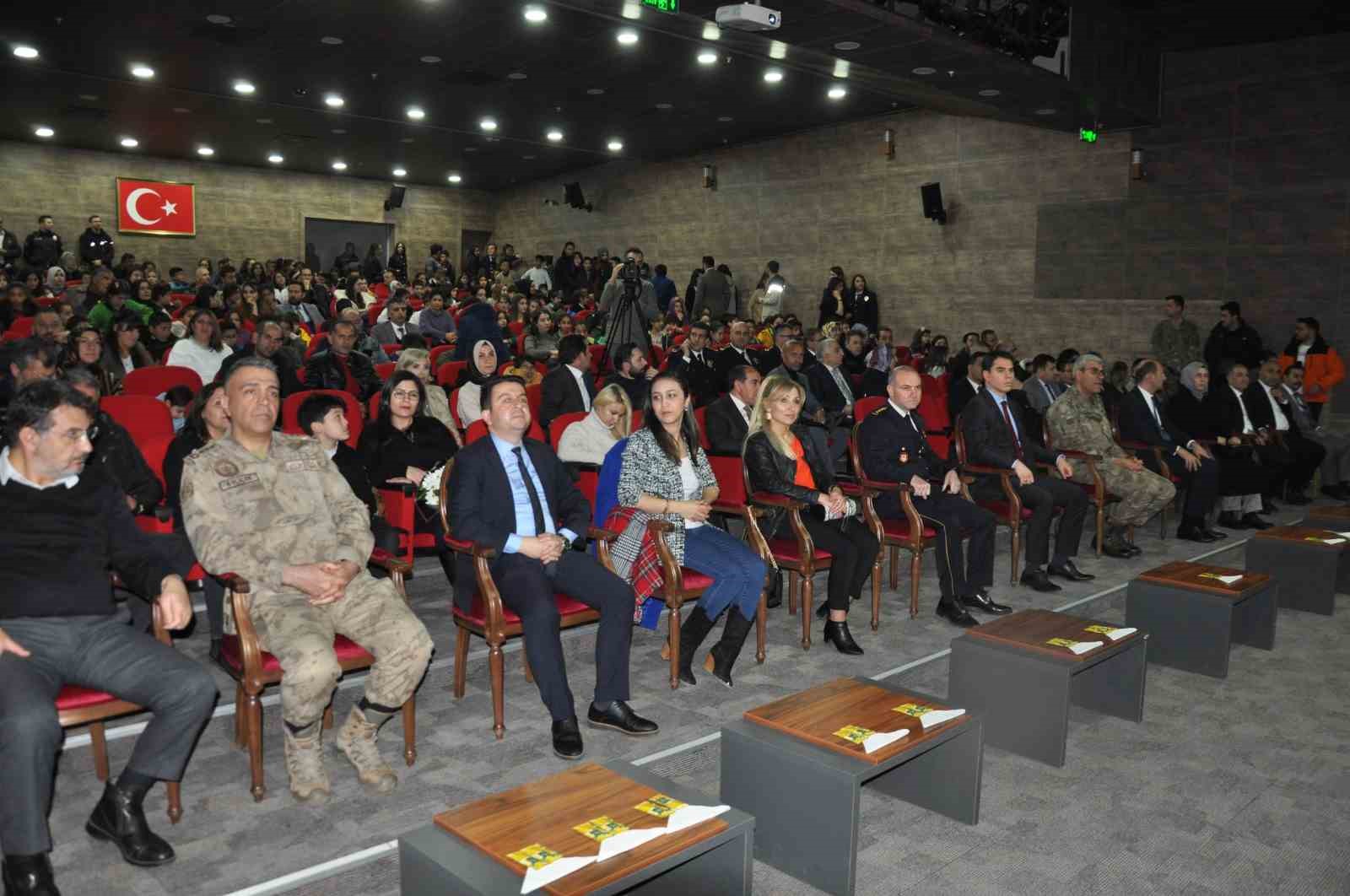 KARS’TA ŞİİRLER POLİSLER İÇİN OKUNDU(KARS-İHA)