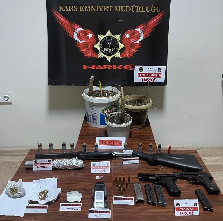KARS’TA NARKOTİK TİMLERİ, UYUŞTURUCU TACİRLERİNE YÖNELİK ‘ŞAFAK’ OPERASYONU DÜZENLEDİ. OPERASYONDA
