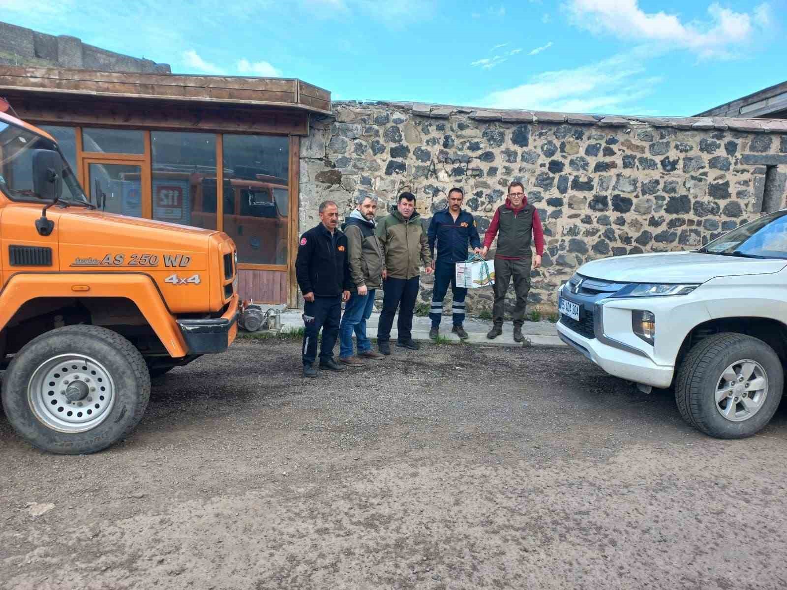 KARS ÇAYI KENARINDA MAHSUR KALAN YARALI TİLKİ, İTFAİYE EKİPLERİ TARAFINDAN