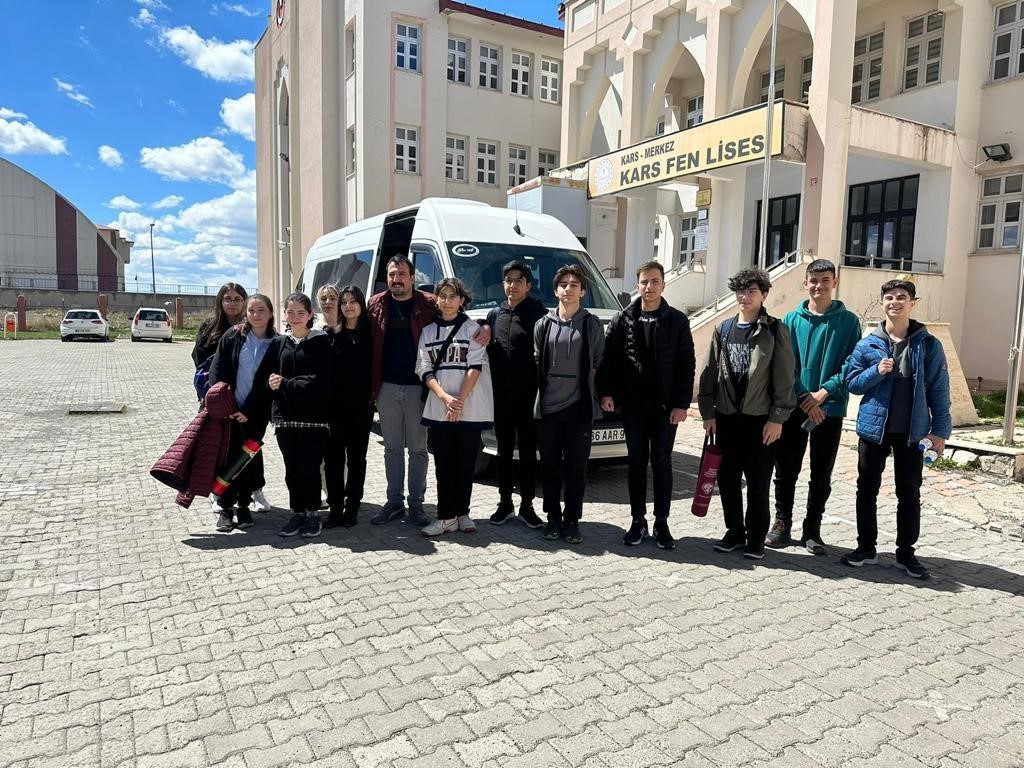 KARS’TAN 24 ÖĞRENCİ SATRANÇ TURNUVASI İÇİN YOLA ÇIKTI(KARS-İHA)