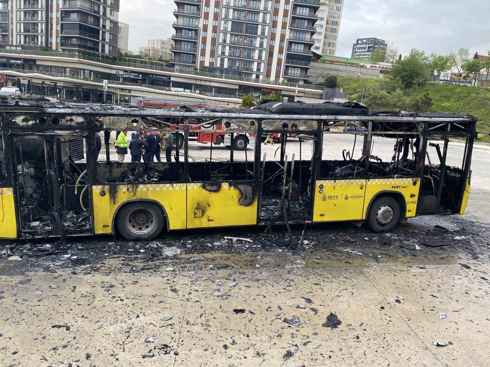 KARTAL’DA PARK HALİNDEKİ İETT OTOBÜSÜ ALEV ALEV YANDI