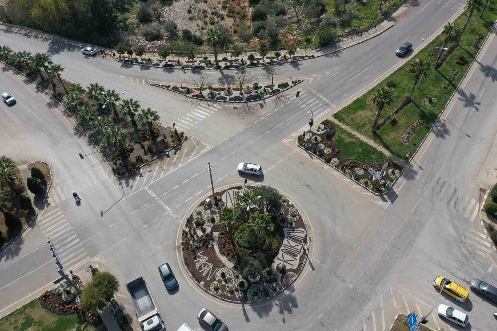 ANTALYA’NIN KAŞ BELEDİYESİ EKİPLERİNCE KALKAN MAHALLESİ’NDE YÜRÜTÜLEN PEYZAJ ÇALIŞMASINDA ÇEŞİTLİ