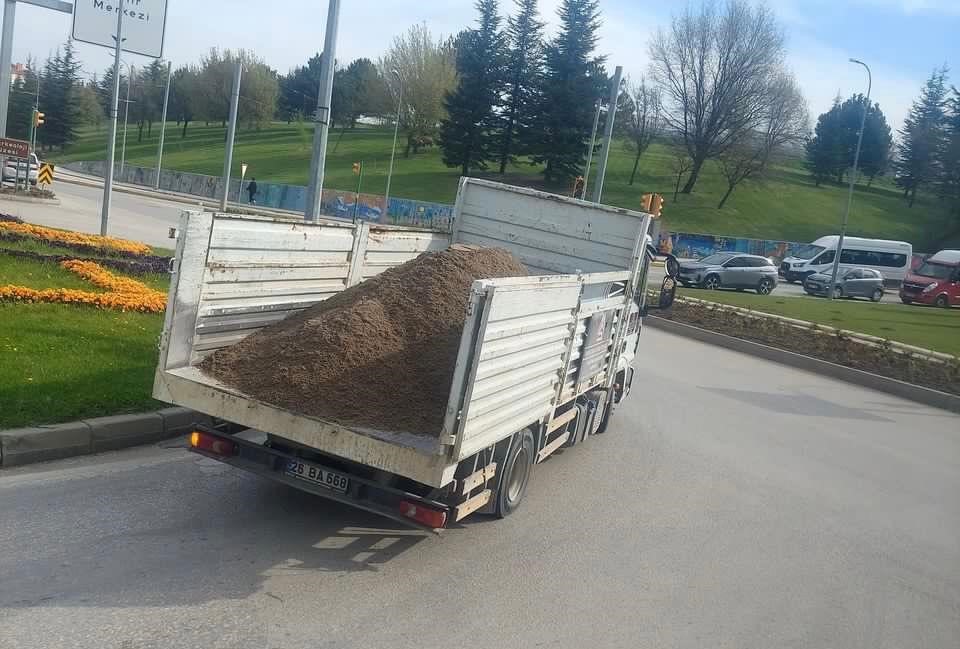 ESKİŞEHİR’DE TONLARCA AĞIRLIĞINDA İNŞAAT KUMU TAŞIYAN KAMYON, YOLA YÜKÜNÜ DÖKEREK