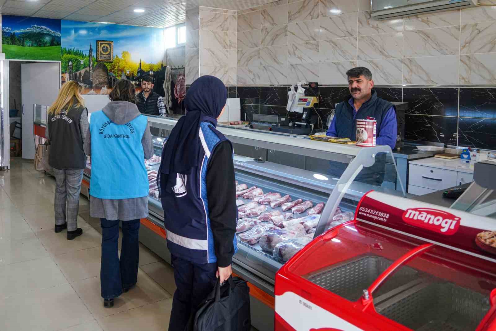 DİYARBAKIR BÜYÜKŞEHİR BELEDİYESİ, KENT MERKEZİNDEKİ KASAPLAR İLE MARKETLERİN ET REYONLARINDA