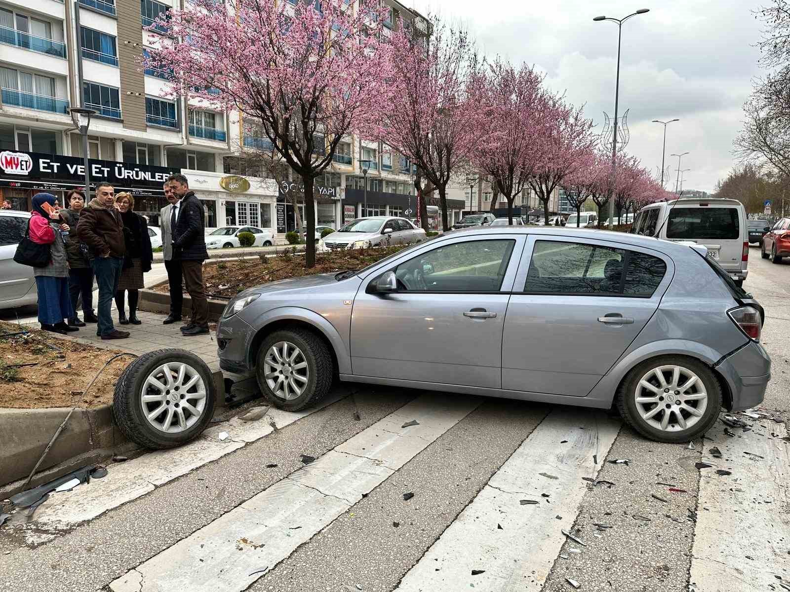 KASTAMONU’DA ALPARSLAN TÜRKEŞ BULVARI ÜZERİNDE ÜÇ ARACIN KARIŞTIĞI ZİNCİRLEME TRAFİK