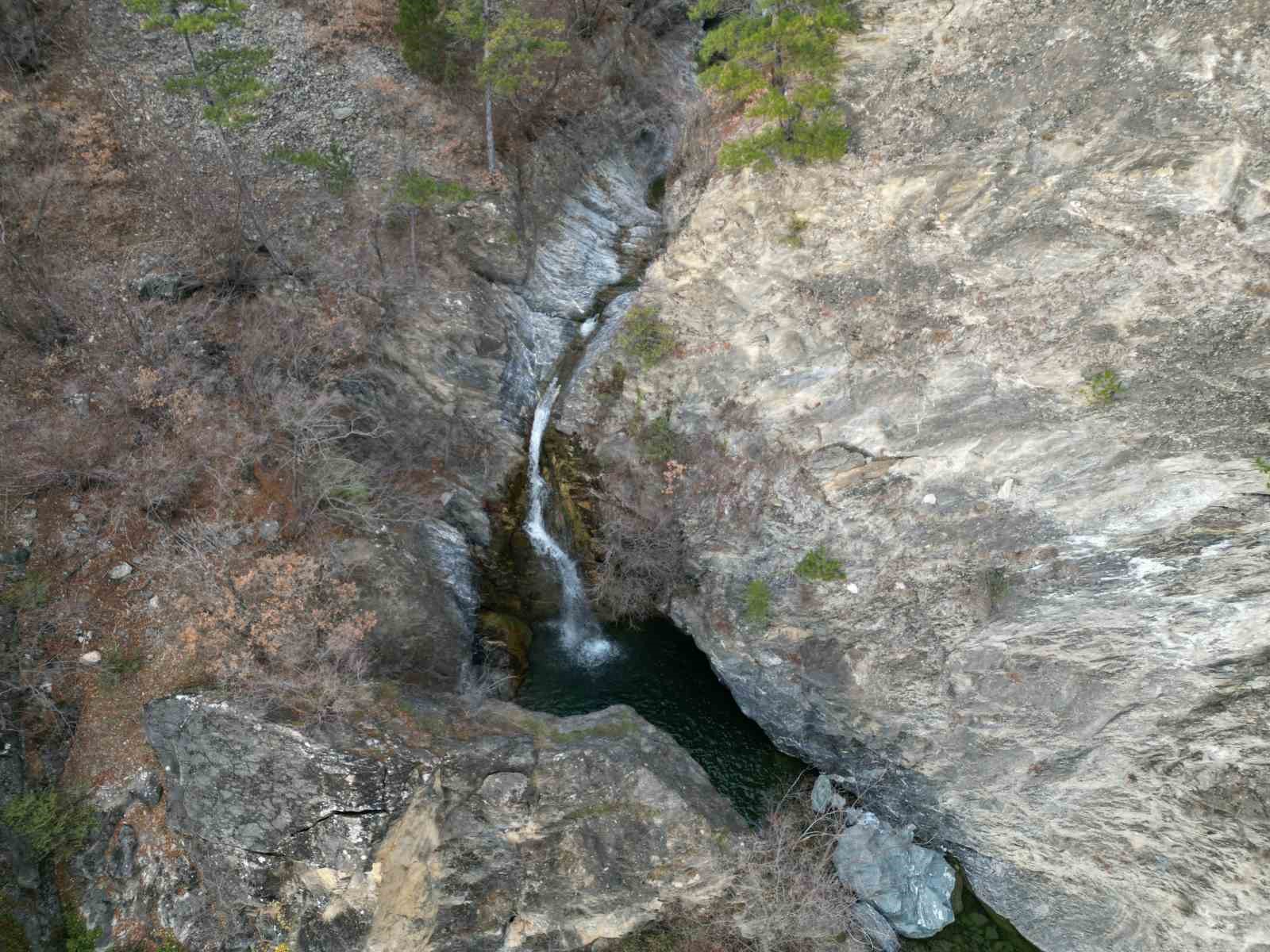 KASTAMONU’NUN ARAÇ İLÇESİNE BAĞLI SARMAŞIK KÖYÜNDE 4 KAT HALİNDE ŞELALE