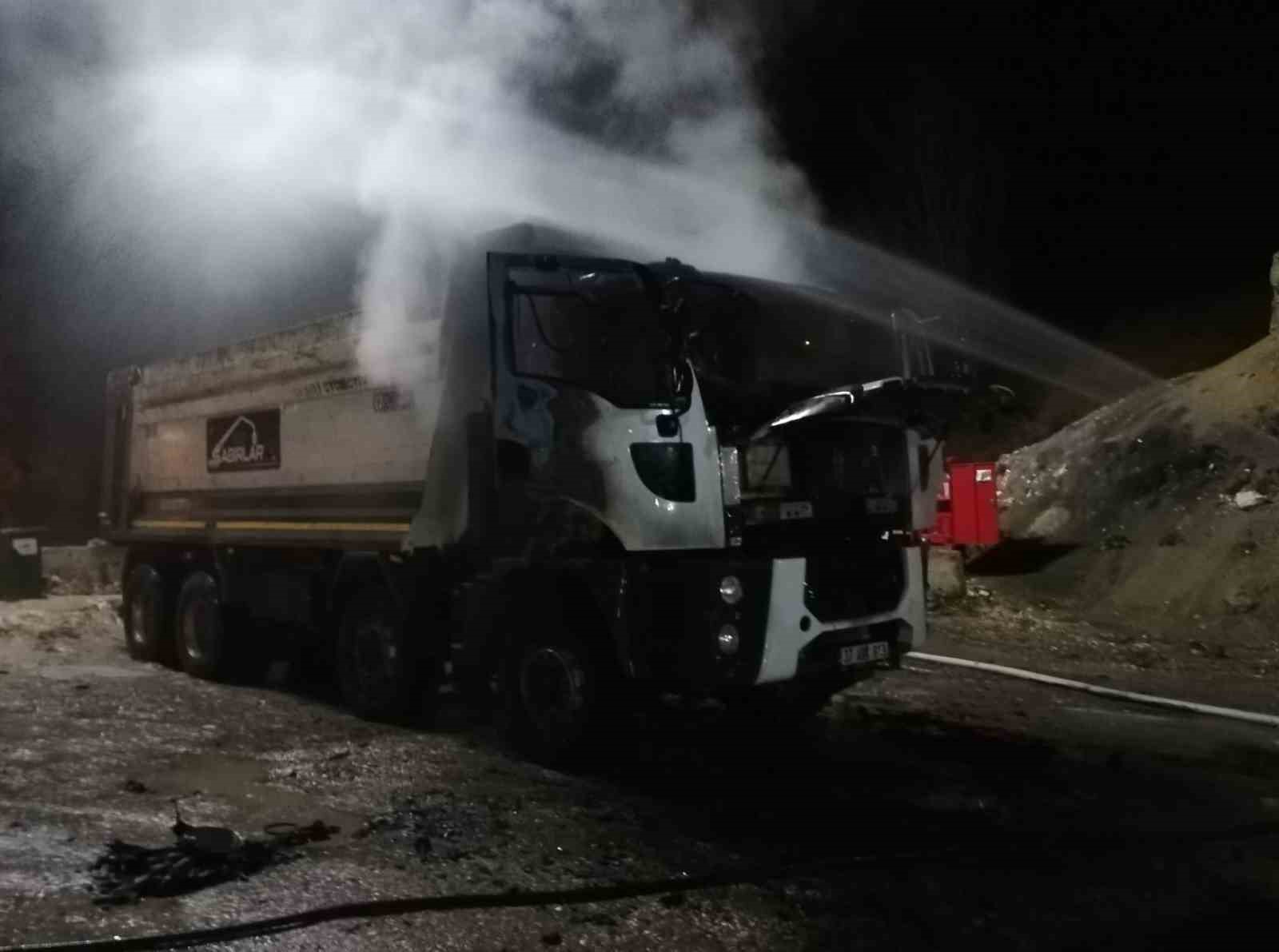 KASTAMONU’DA MOTOR KISMINDA YANGIN ÇIKAN KAMYONU İTFAİYE EKİPLERİ SÖNDÜRDÜ. KAMYONDA