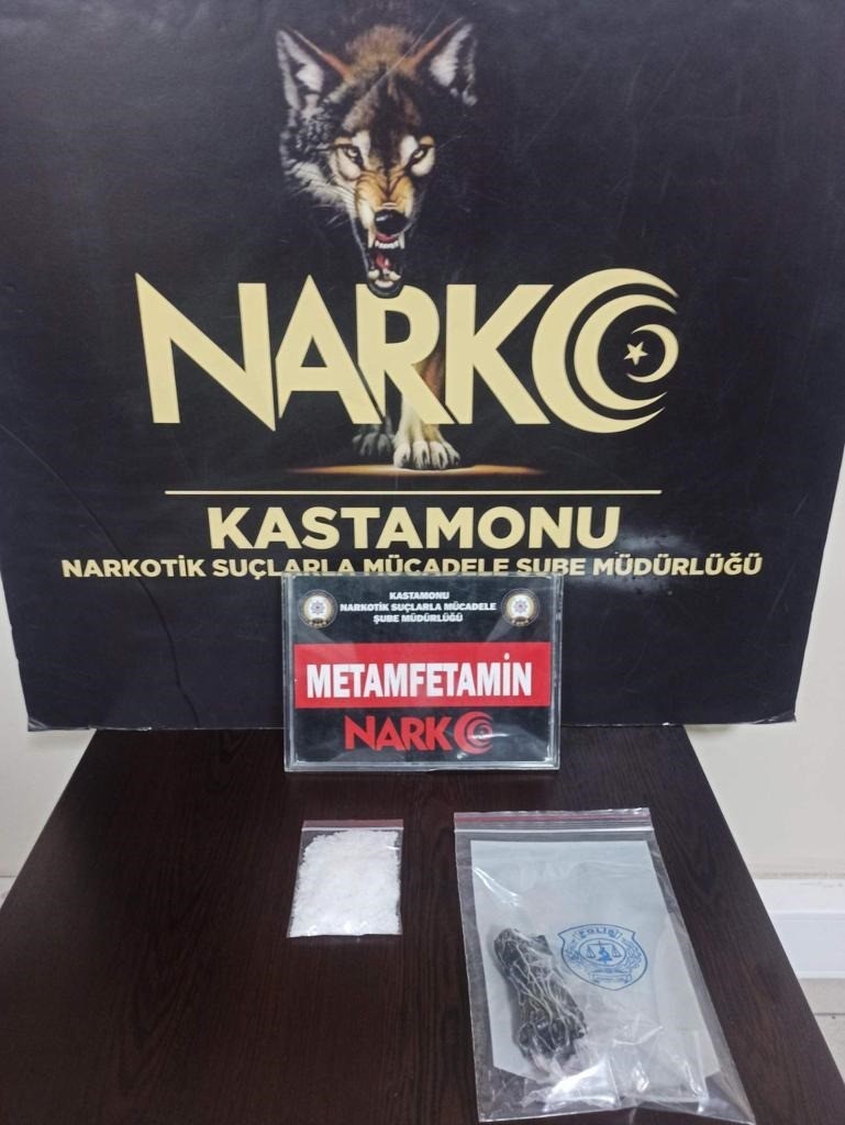 KASTAMONU’DA POLİS EKİPLERİNCE DÜZENLENEN UYUŞTURUCU OPERASYONUNDA METAMFETAMİN MADDESİ İLE YAKALANAN