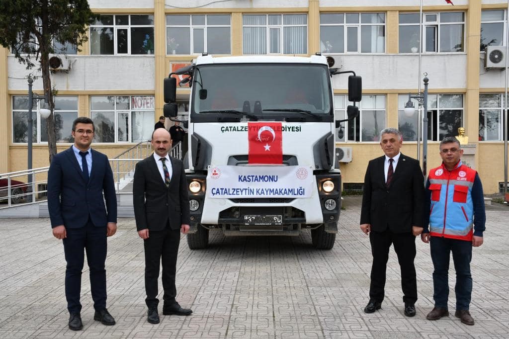 KASTAMONU’NUN ÇATALZEYTİN İLÇESİNDE TOPLANAN GIDA VE HİJYEN KOLİLERİ, DEPREM BÖLGESİNE