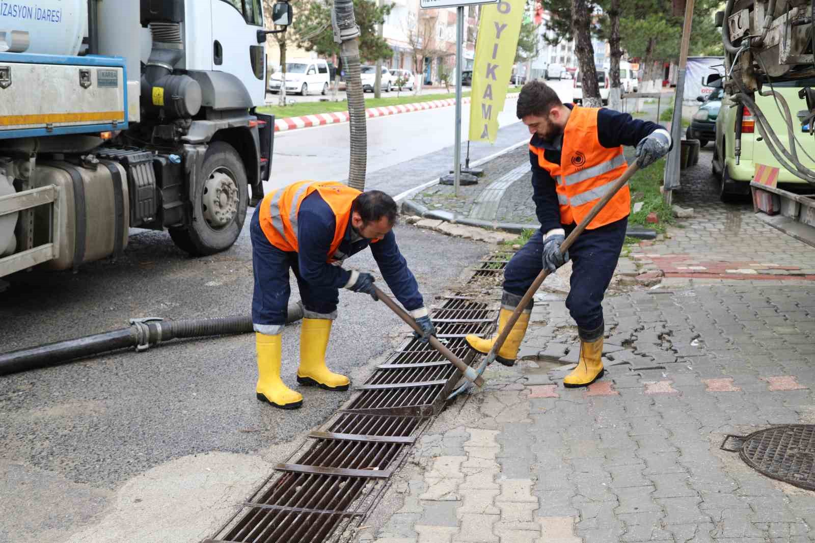 KAVAK’TA MAZGAL VE IZGARALAR TEMİZLENİYOR