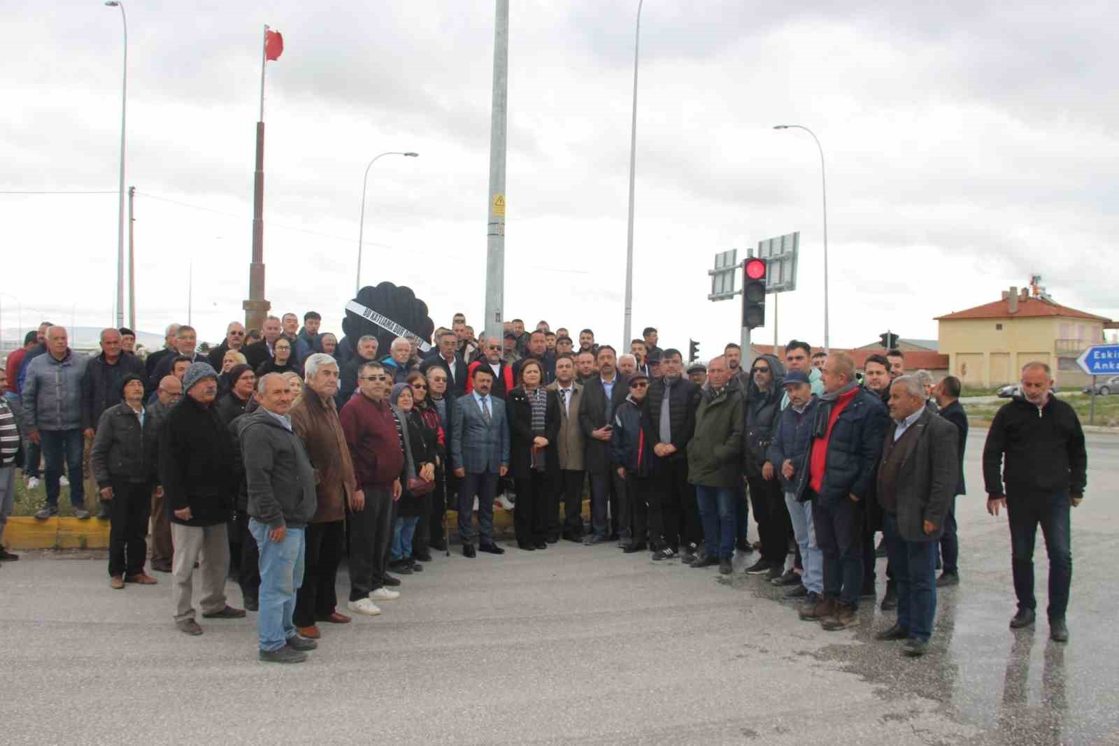 AFYONKARAHİSAR’DA SON YILLARDA ÖLÜMLÜ TRAFİK KAZALARININ SIKÇA YAŞANDIĞI BİR KAVŞAKTA