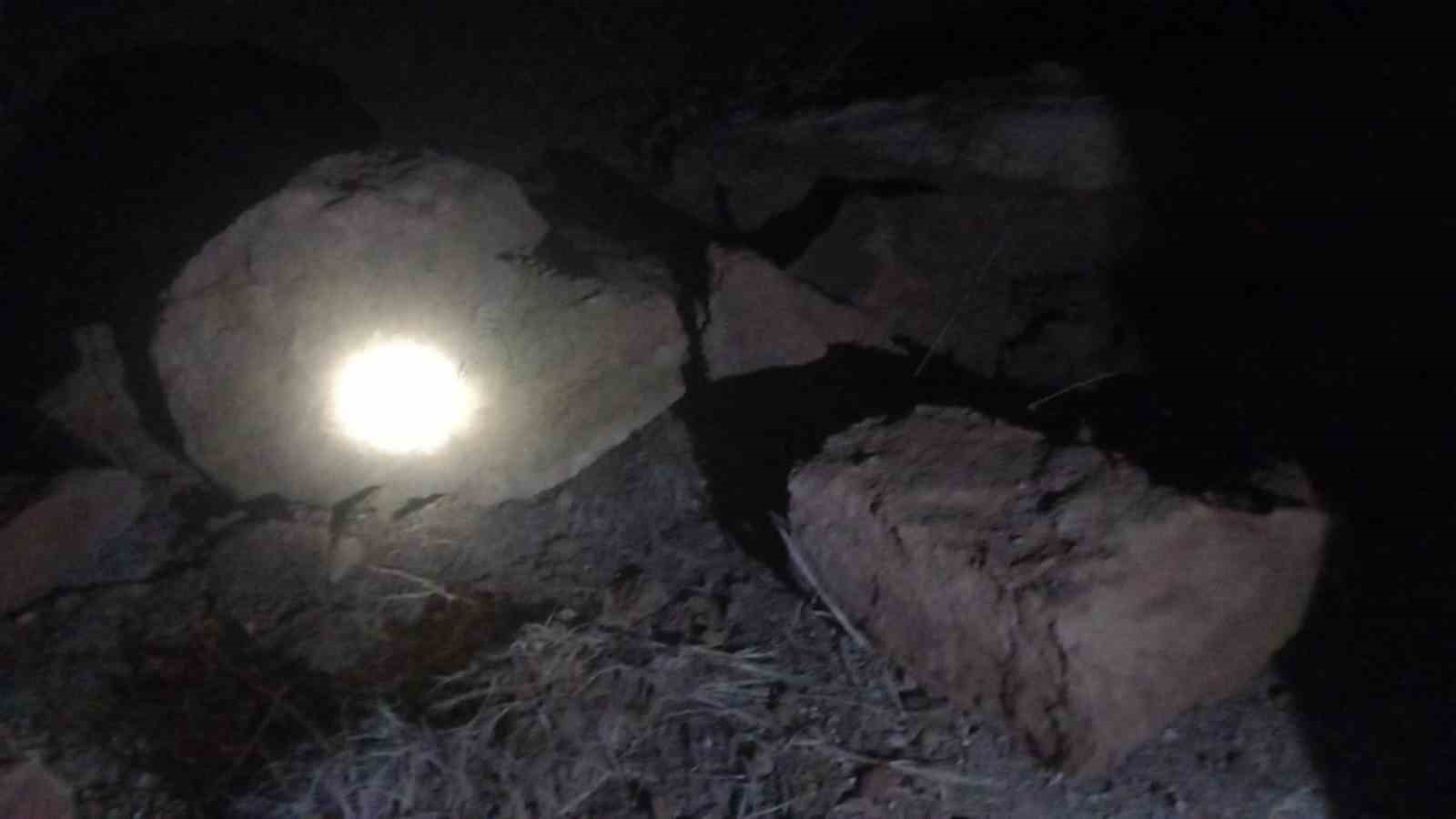 ADIYAMAN KAHTA KARAYOLU SAMSAT YOL AYRIMINDA KAYA PARÇALARI KARAYOLUNA DÜŞTÜ.
