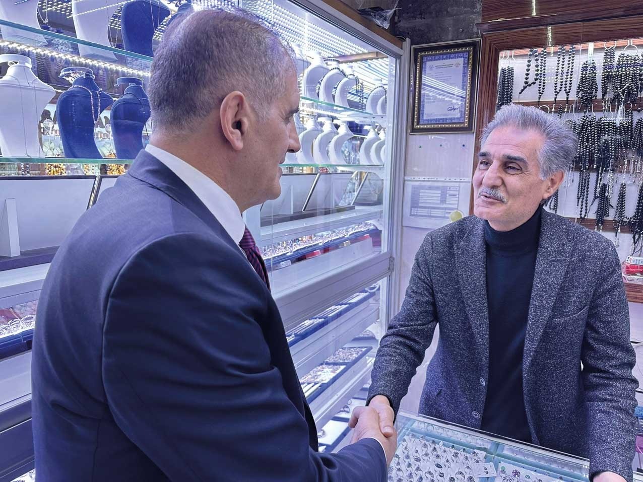 OLTU TAŞINDAN YAPILMA ÜRÜNLERİN SATILDIĞI, TAKI SEKTÖRÜNÜN MERKEZİ KONUMUNDA OLAN