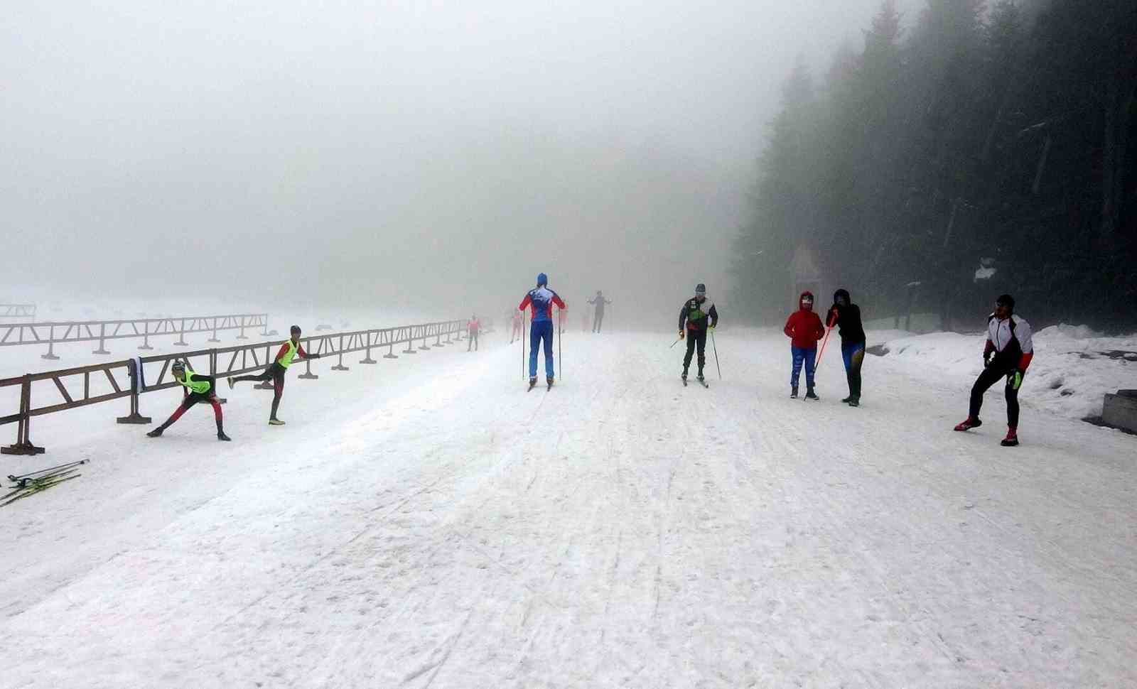 Kayaklı koşuda Erzincanlı sporculardan ikincilik ve üçüncülük kupası