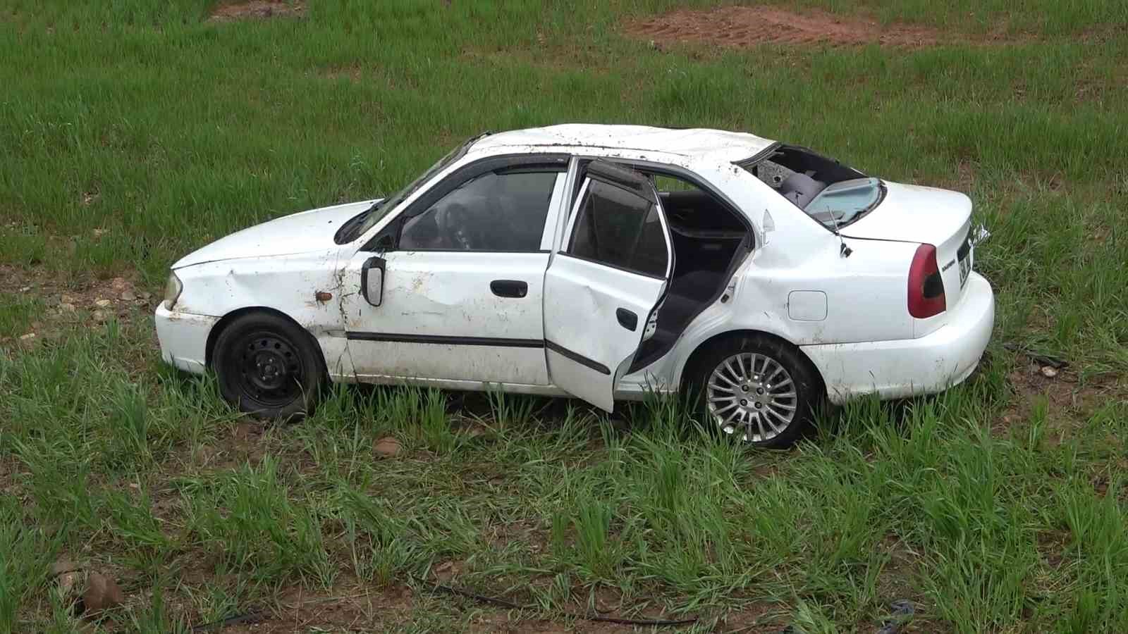 KIRIKKALE'DE YAĞMUR SEBEBİYLE KAYGANLAŞAN YOLDA KONTROLDEN ÇIKAN OTOMOBİLİN TAKLA ATTIĞI