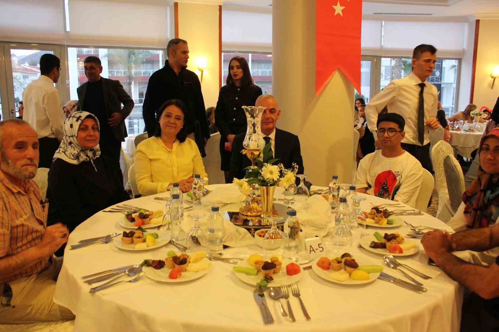 KAYMAKAM AKSOY DEPREMZEDELER İLE İFTARDA BULUŞTU, DEPREMZEDELER DUALAR ETTİ