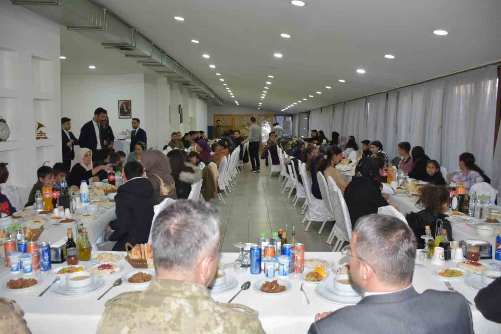 HAKKARİ’NİN YÜKSEKOVA KAYMAKAMLIĞI, DÜNYA YETİMLER GÜNÜ NEDENİYLE YETİM ÇOCUKLARA YÖNELİK