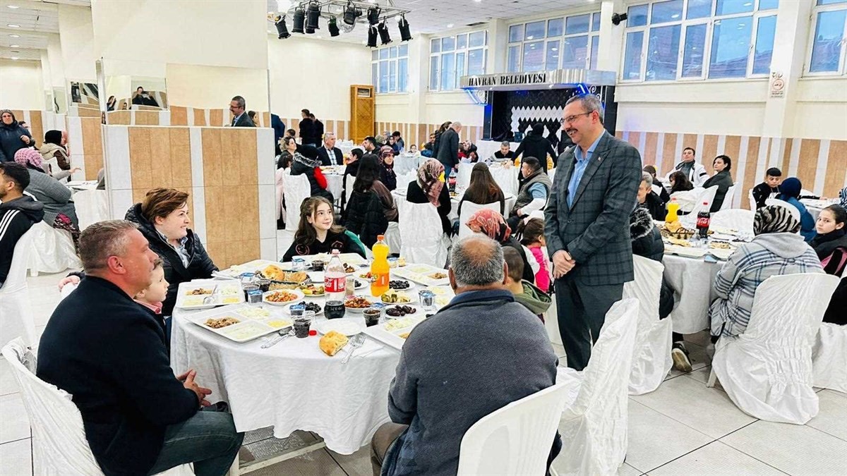BALIKESİR’İN HAVRAN İLÇE KAYMAKAMI ENVER ÖZDERİN DÜNYA YETİMLER GÜNÜNDE, ÇOCUKLARA