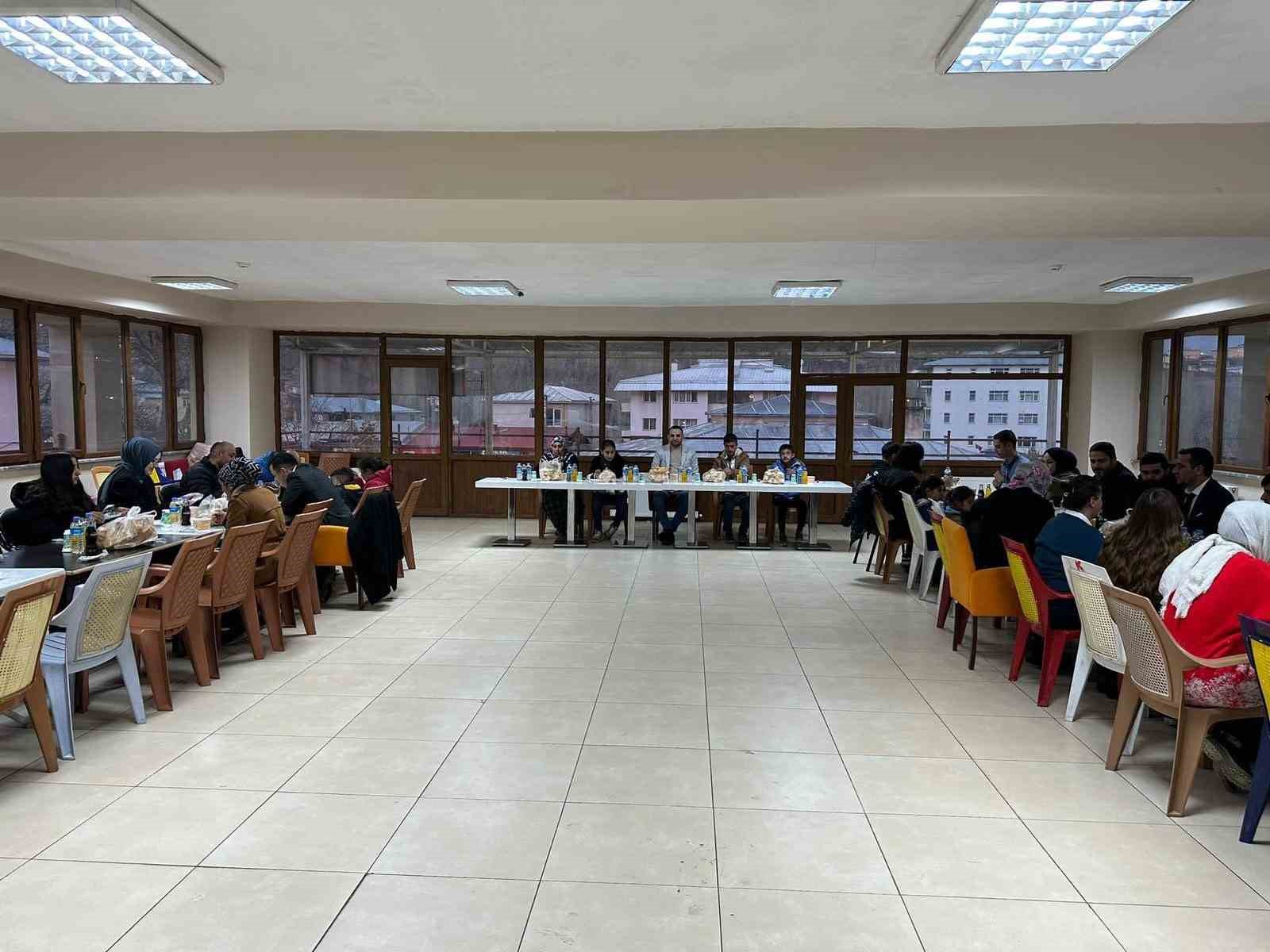 KAYMAKAM KARAKAŞ, ÖĞRENCİLERLE İFTARINI AÇTI(KARS-İHA)