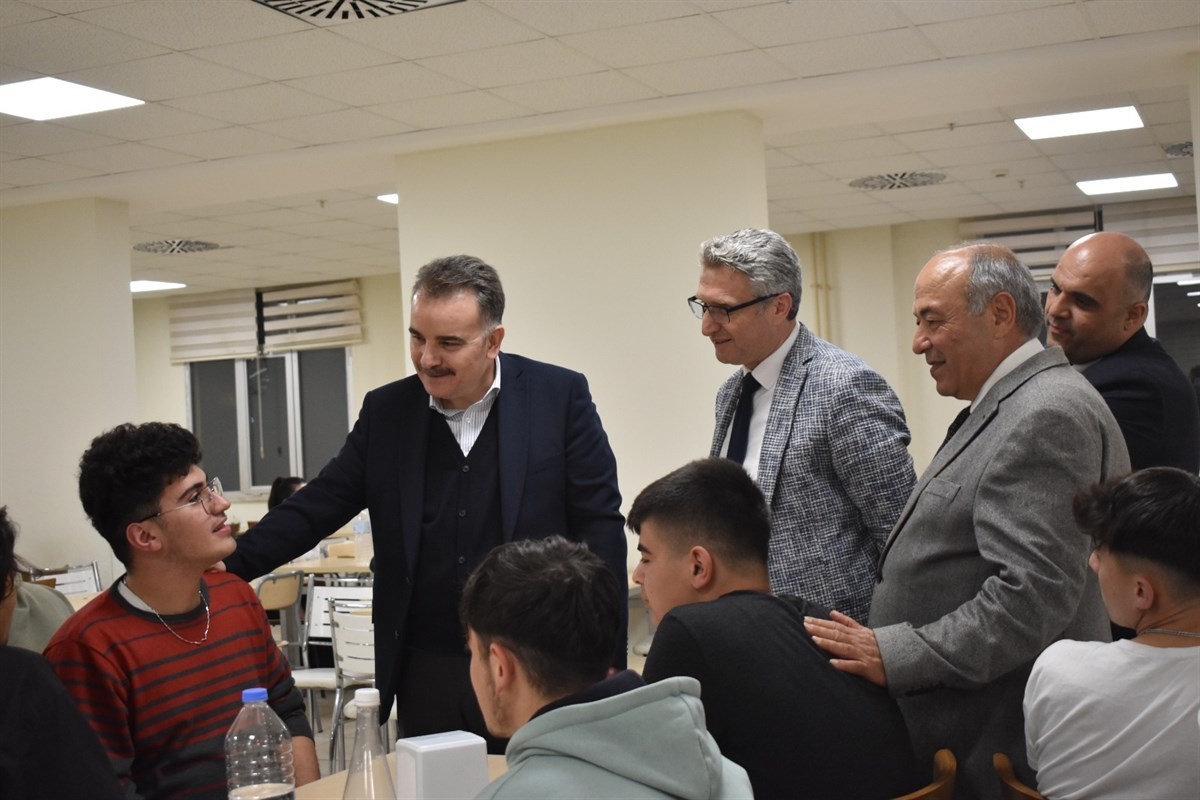 BALIKESİR’İN EDREMİT KAYMAKAMI AHMET ODABAŞ, İLÇE MİLLİ EĞİTİM MÜDÜRÜ YAŞAR