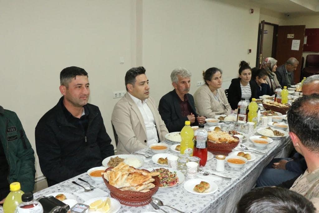 BİTLİS’İN HİZAN KAYMAKAMI NURHALİL ÖZÇELİK, İLÇEYE GELEN DEPREMZEDE VATANDAŞLARLA İFTAR