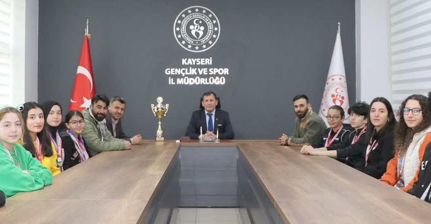 KAYSERİ SNOWBOARD TAKIMI, TÜRKİYE ŞAMPİYONASINDA KUPAYI ALMASININ ARDINDAN ERZURUM'DA YAPILAN