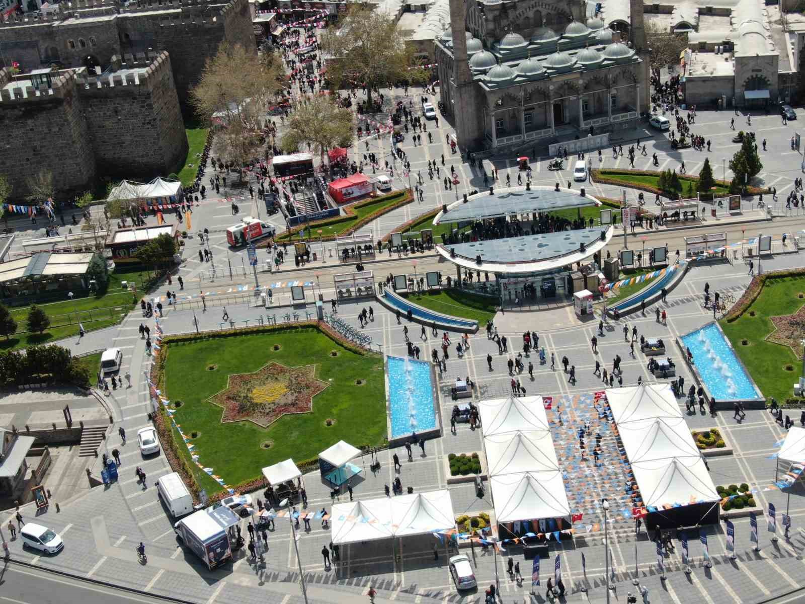 DİĞER YANDAN ŞEHİRDEKİ ARAÇ VE YAYA YOĞUNLUĞU DA DRON İLE