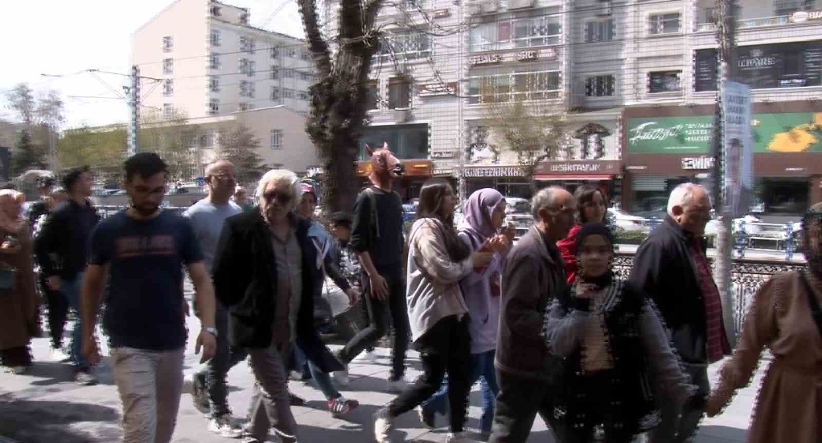 KAYSERİ'NİN EN İŞLEK CADDELERİNDE BİR ŞAHSIN, AT KAFASI MASKESİYLE DOLAŞMASI