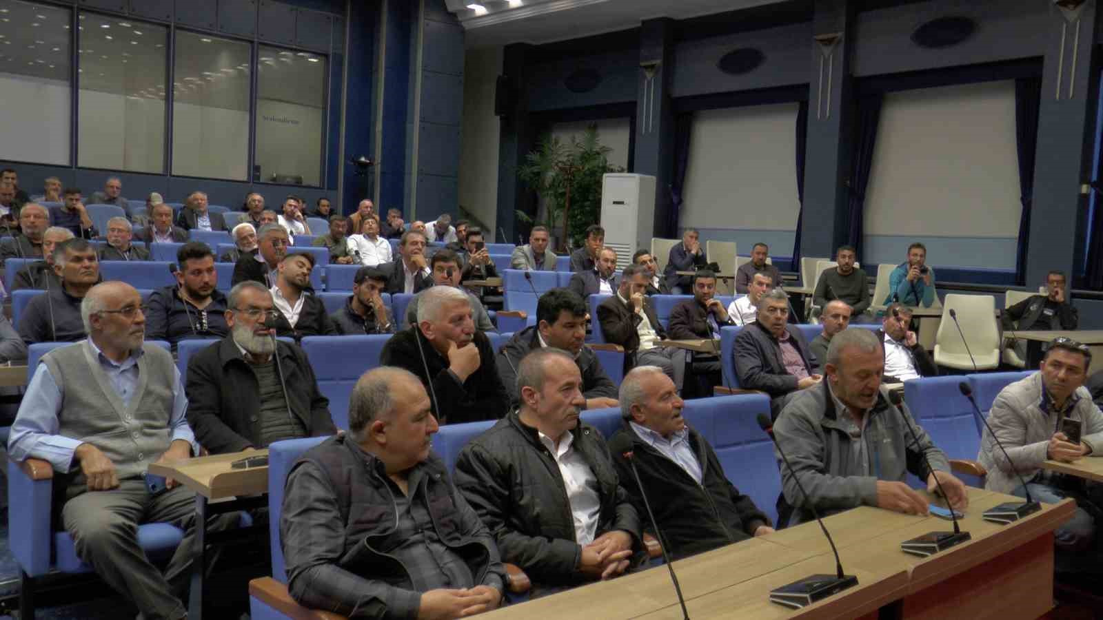 KAYSERİ’DE HALK OTOBÜSÜ ESNAFI, BELEDİYENİN KENDİLERİNE VERDİĞİ ÜCRETİN YETERLİ OLMADIĞINI