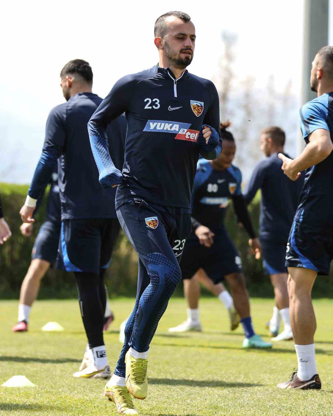 KAYSERİSPOR, YARIN DEPLASMANDA OYNAYACAĞI ADANA DEMİRSPOR MAÇININ HAZIRLIKLARINI TAMAMLADI.