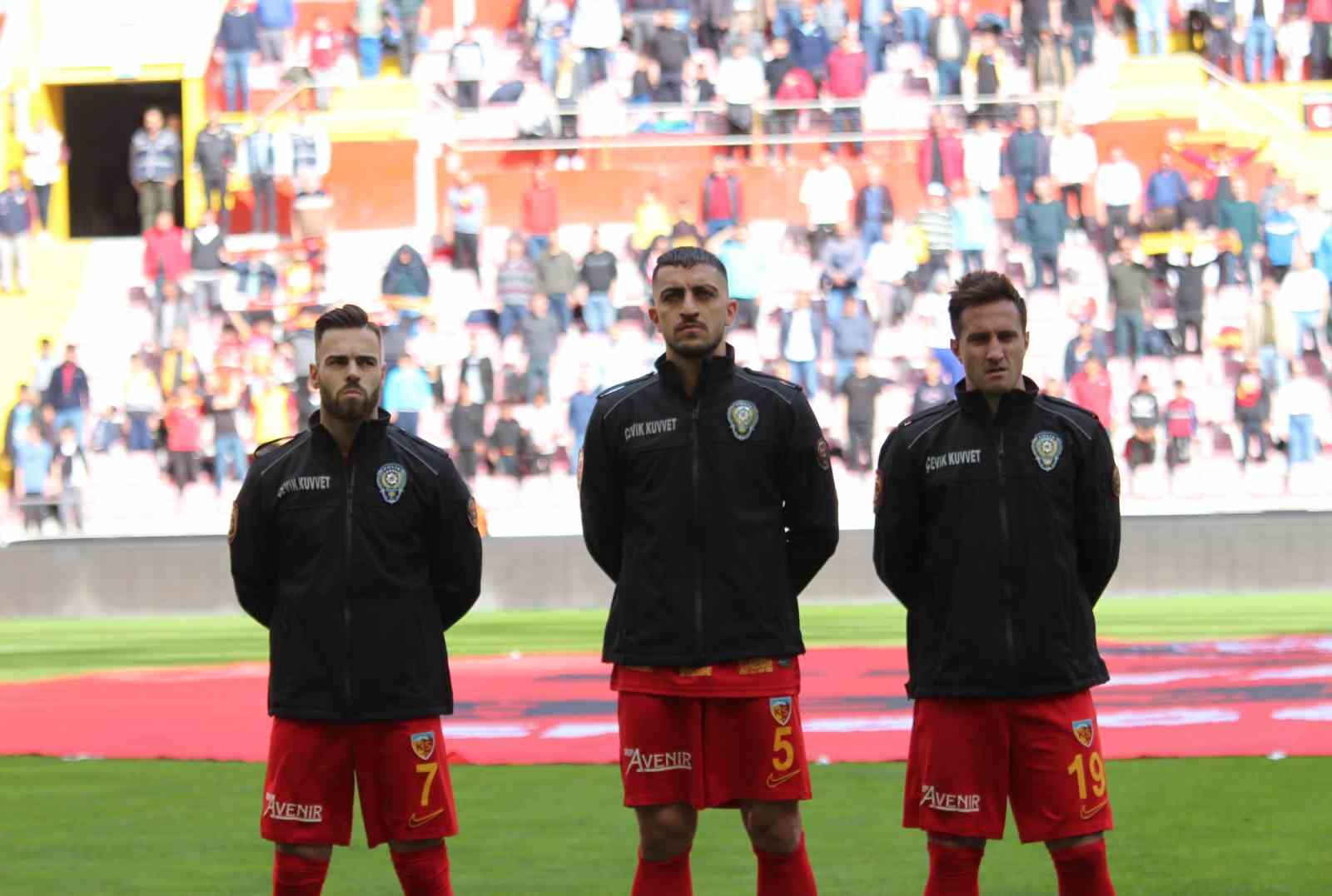 KAYSERİSPOR, ÜMRANİYESPOR MAÇINA POLİS ÜNİFORMASIYLA ÇIKTI.