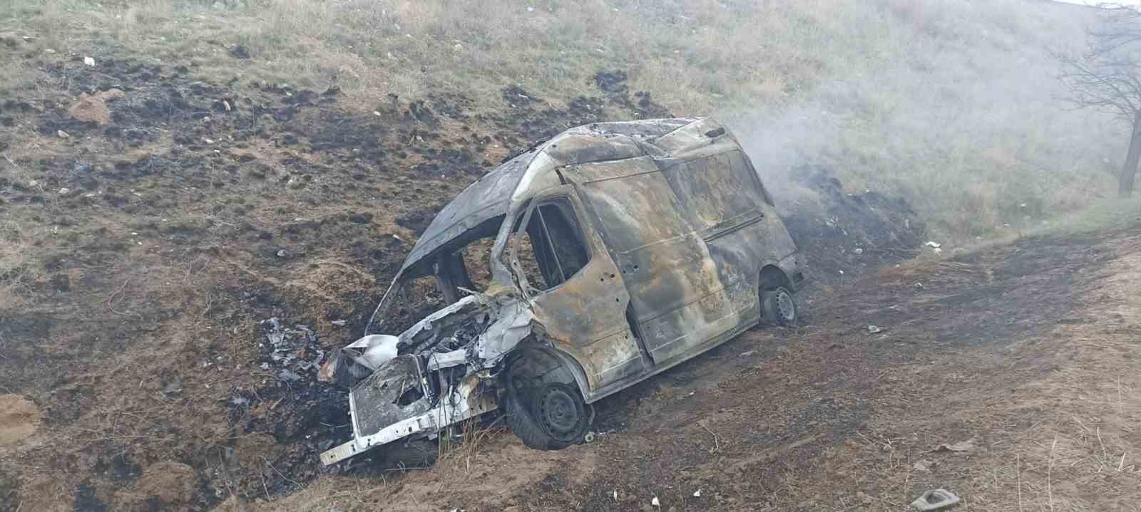 KIRIKKALE’DE KAMYONET İLE ÇARPIŞARAK ŞARAMPOLE YUVARLANAN AMBULANS ALEV ALEV YANDI.