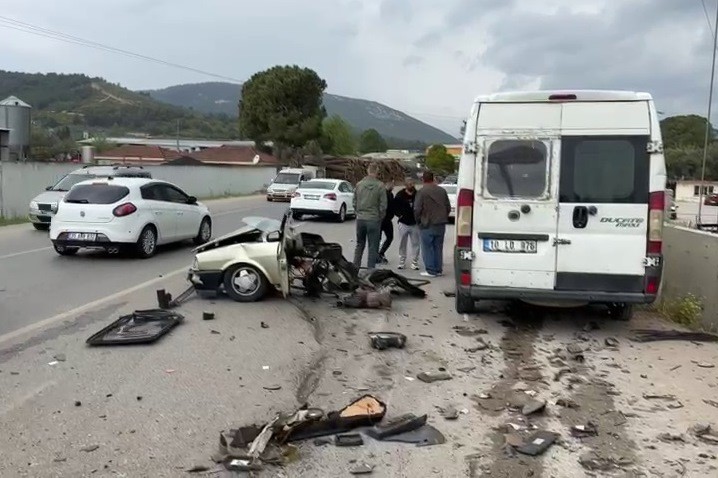 İZMİR’İN KEMALPAŞA İLÇESİNDE MEYDANA GELEN TRAFİK KAZASINDA OTOMOBİL İKİYE AYRILDI,