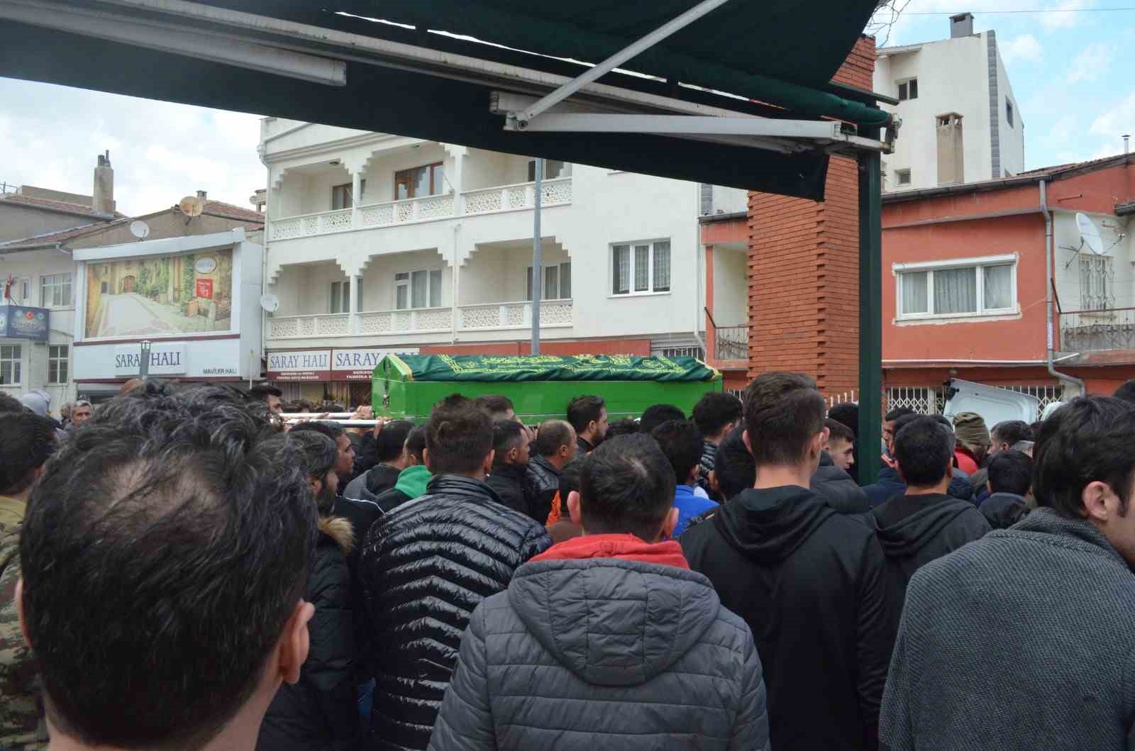 KAYSERİ'NİN DEVELİ İLÇESİNDE OTOMOBİLİN ÇÖP KONTEYNIRINA ÇARPARAK TAKLA ATTIĞI KAZADA