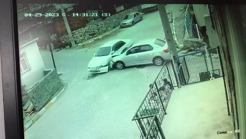 KOCAELİ’NİN DİLOVASI İLÇESİNDE DÖRTYOL ÜZERİNDE İKİ OTOMOBİLİN ÇARPIŞMASI NETİCESİNDE OTOMOBİLLERDEN