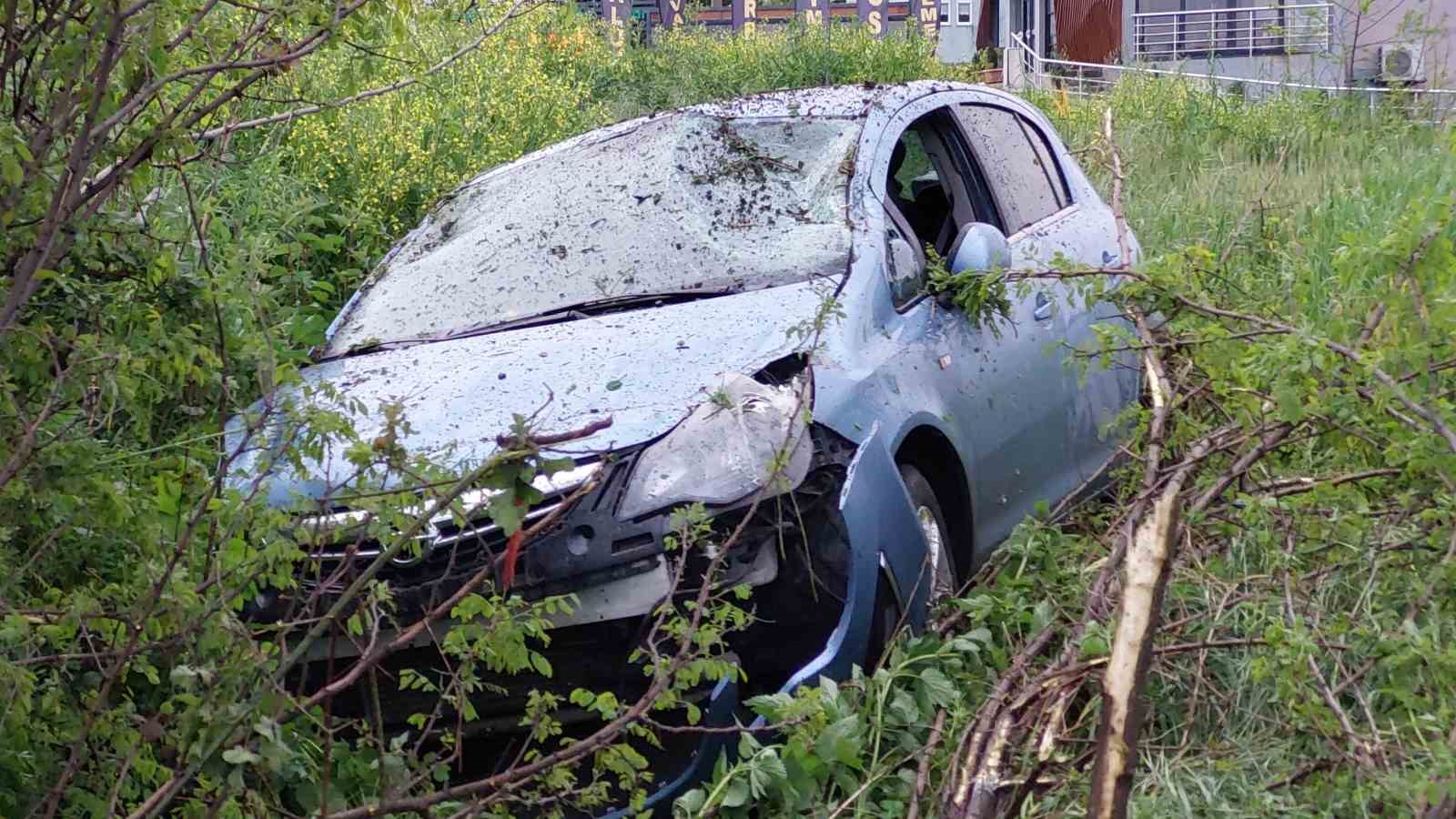 SAMSUN'DA ARACIN ÇARPIP YOLA DÜŞÜRDÜĞÜ DİREĞE ÇARPMAMAK İÇİN DİREKSİYON KIRAN