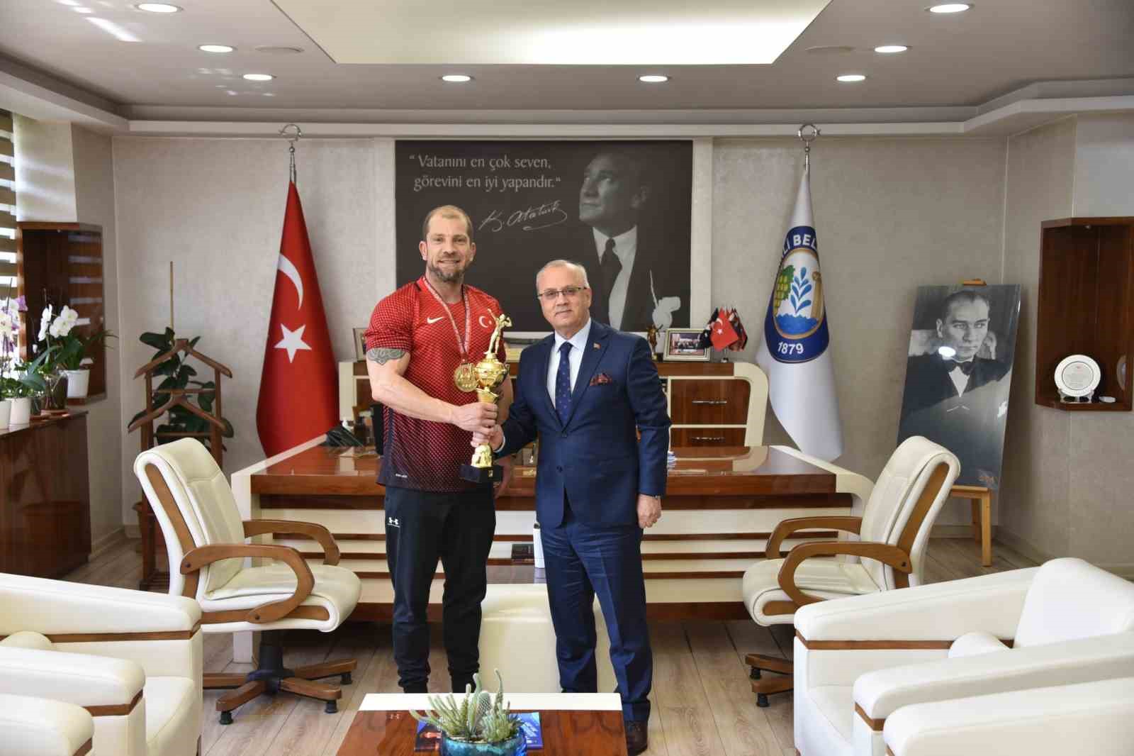 TÜRKİYE VÜCUT GELİŞTİRME VE FİTNESS ŞAMPİYONASI ATLETİK FİZİK KATEGORİSİNDE TÜRKİYE